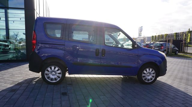 Fahrzeugabbildung Opel Combo NAVIGATION+AHK+EINPARKHILFE Combo D Select
