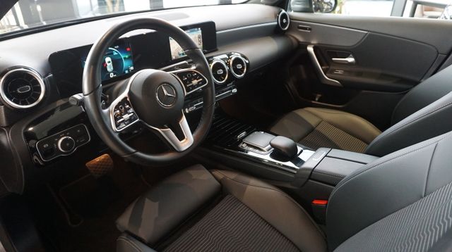 Fahrzeugabbildung Mercedes-Benz A 180 A 180 A A 180 AUTOMATIK+NAVIGATION+SHZ+T