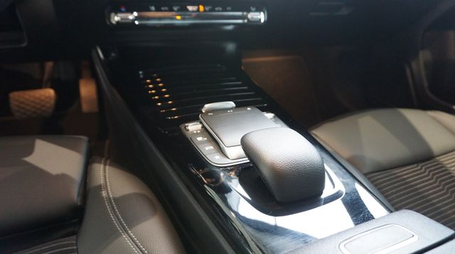 Fahrzeugabbildung Mercedes-Benz A 180 A 180 A A 180 AUTOMATIK+NAVIGATION+SHZ+T