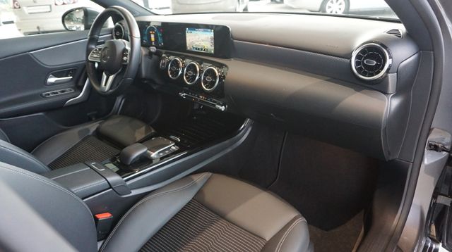 Fahrzeugabbildung Mercedes-Benz A 180 A 180 A A 180 AUTOMATIK+NAVIGATION+SHZ+T