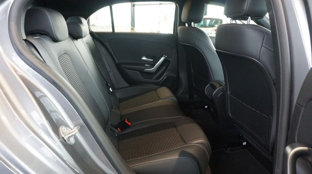 Fahrzeugabbildung Mercedes-Benz A 180 A 180 A A 180 AUTOMATIK+NAVIGATION+SHZ+T
