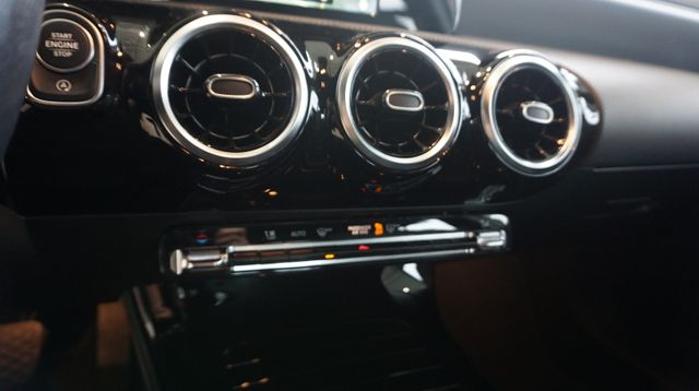 Fahrzeugabbildung Mercedes-Benz A 180 A 180 A A 180 AUTOMATIK+NAVIGATION+SHZ+T