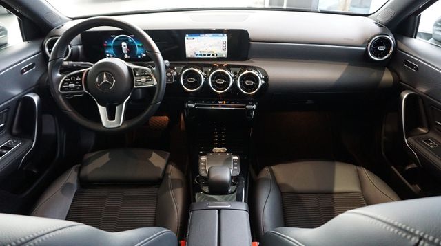 Fahrzeugabbildung Mercedes-Benz A 180 A 180 A A 180 AUTOMATIK+NAVIGATION+SHZ+T