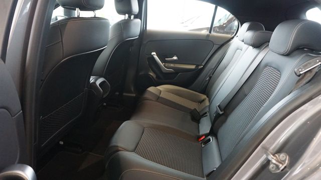 Fahrzeugabbildung Mercedes-Benz A 180 A 180 A A 180 AUTOMATIK+NAVIGATION+SHZ+T