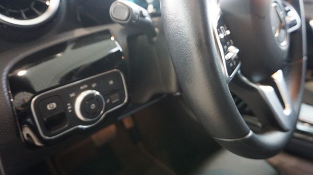 Fahrzeugabbildung Mercedes-Benz A 180 A 180 A A 180 AUTOMATIK+NAVIGATION+SHZ+T