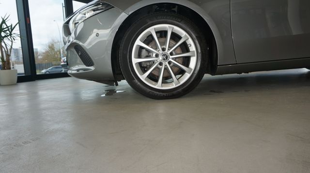 Fahrzeugabbildung Mercedes-Benz A 180 A 180 A A 180 AUTOMATIK+NAVIGATION+SHZ+T