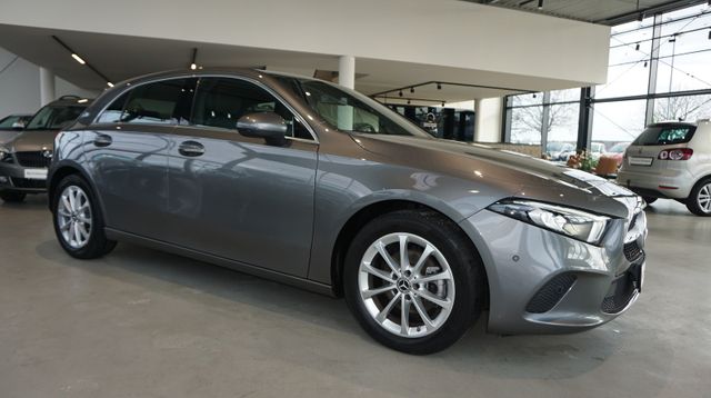 Fahrzeugabbildung Mercedes-Benz A 180 A 180 A A 180 AUTOMATIK+NAVIGATION+SHZ+T