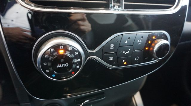 Fahrzeugabbildung Renault Clio AUTOMATIK+NAVIGATION+TEMPOMAT+PDC Intens