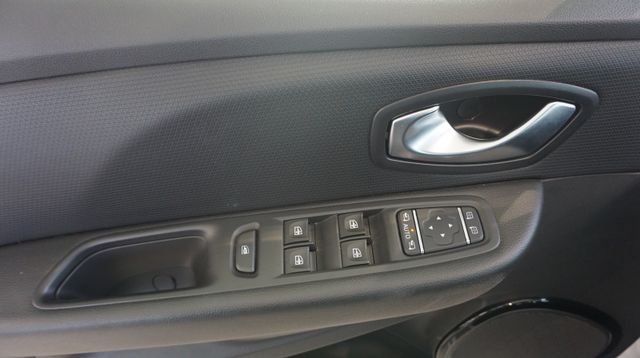 Fahrzeugabbildung Renault Clio AUTOMATIK+NAVIGATION+TEMPOMAT+PDC Intens