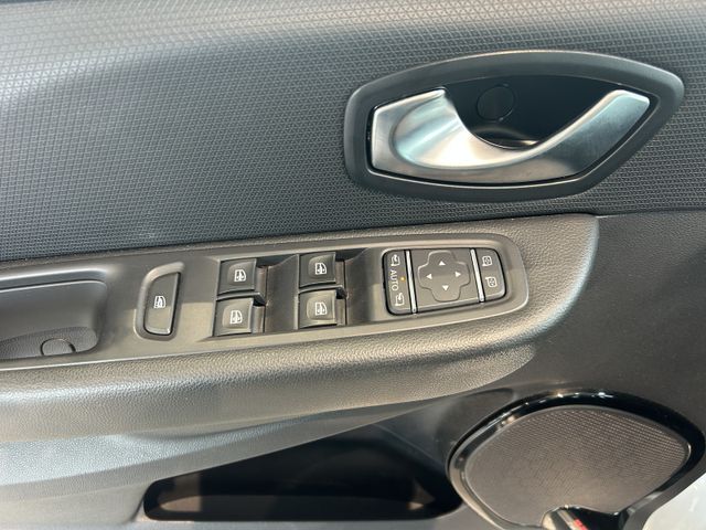 Fahrzeugabbildung Renault Clio AUTOMATIK+NAVIGATION+PDC+TEMPOMAT Clio IV