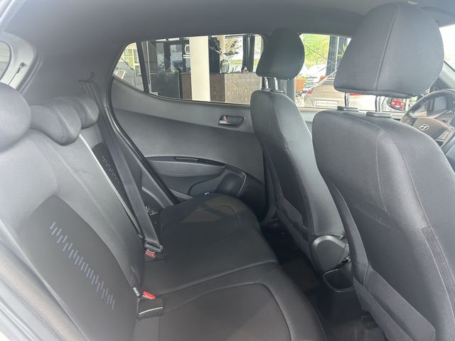 Fahrzeugabbildung Hyundai i10 AUTOMATIK+NAVIGATION+SITZHEIZUNG+PDC i10 Pas