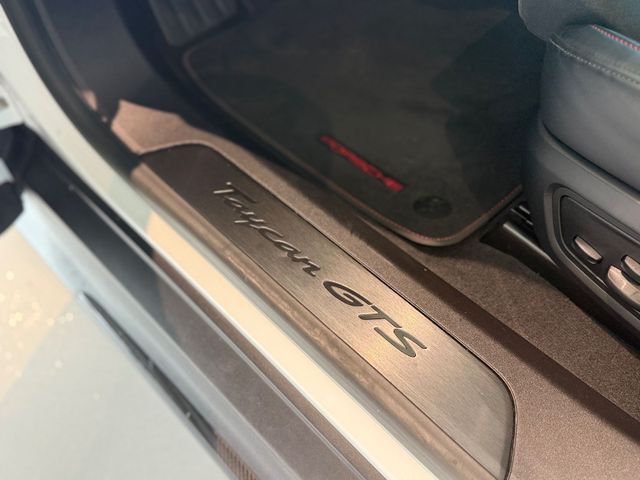 Fahrzeugabbildung Porsche Taycan Taycan GTS SportDesign Carbon PPF BOSE 3