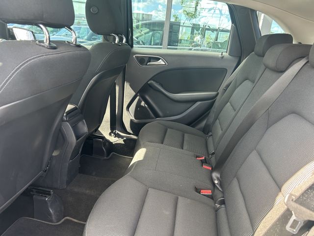 Fahrzeugabbildung Mercedes-Benz B 180 SITZHEINUNG+EINPARKHILFE+ALU B 180 B B 180