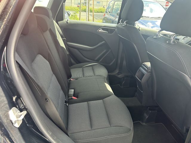 Fahrzeugabbildung Mercedes-Benz B 180 SITZHEINUNG+EINPARKHILFE+ALU B 180 B B 180