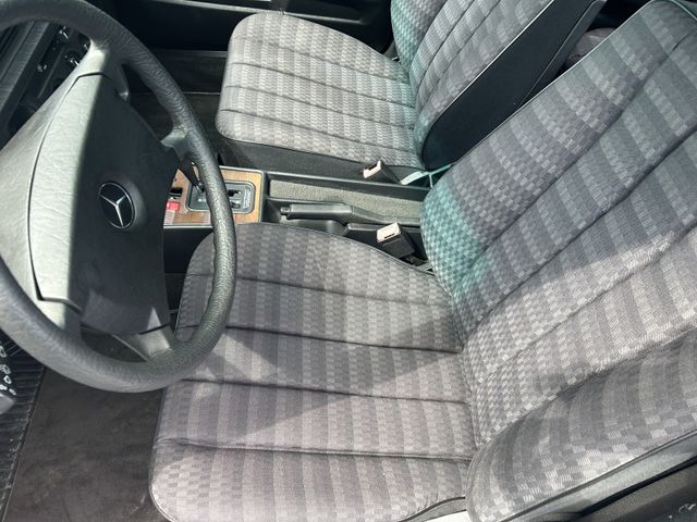Fahrzeugabbildung Mercedes-Benz 190 H KENNZEICHEN+AUTOMATIK+SCHECKHEFT