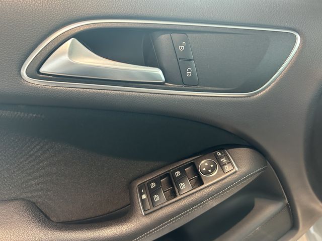 Fahrzeugabbildung Mercedes-Benz B 180 NAVIGATION+SHZ+TEMPOMAT+PDC B 180 B B 180